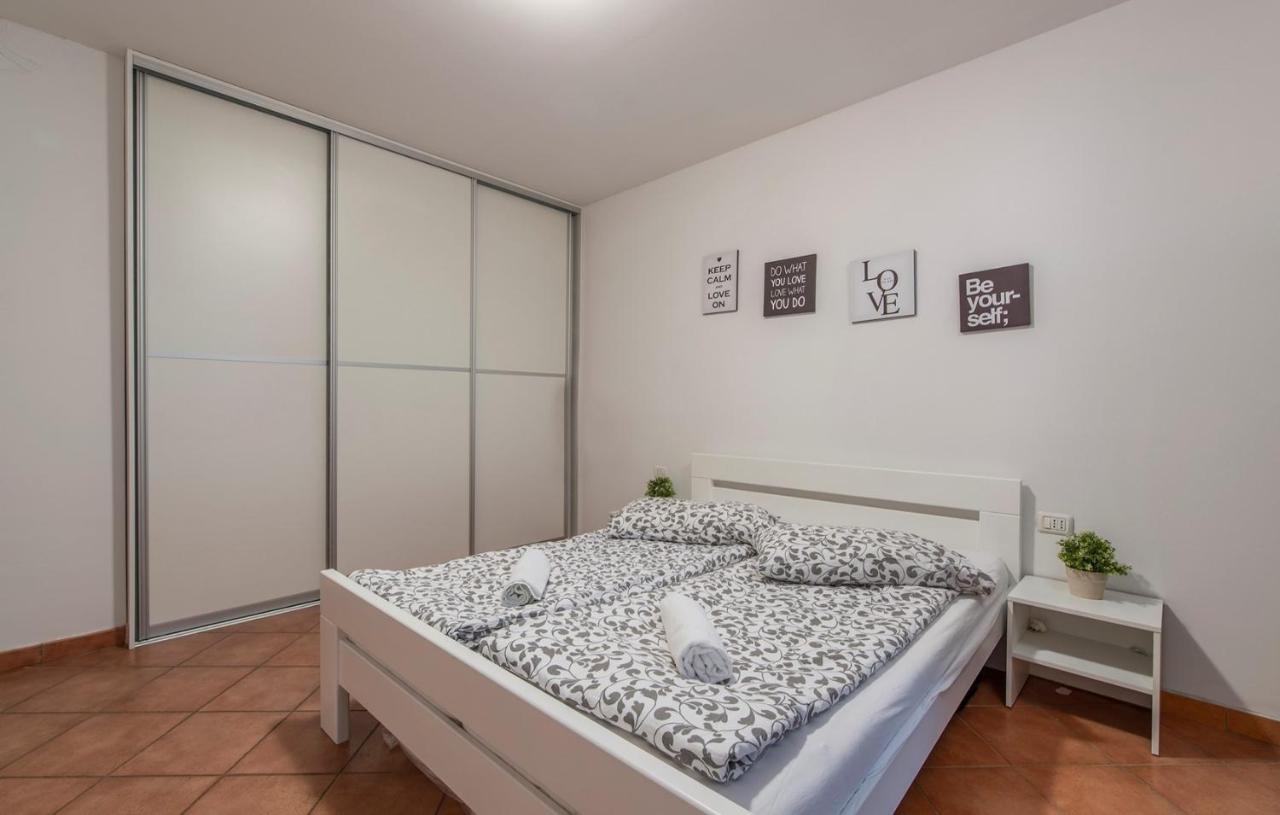 Apartment Narcisa With Terrace Umag Chambre photo